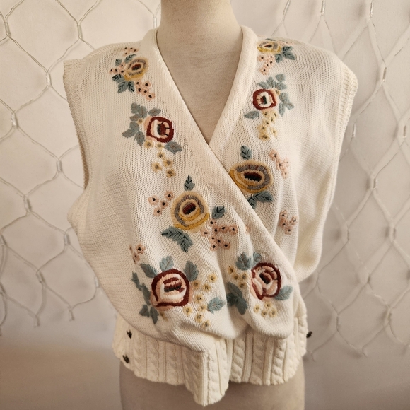 Vintage Sweaters - °Vintage Knit Sweater Vest • Beautiful Embroidery • by Chaus • Size Medium
